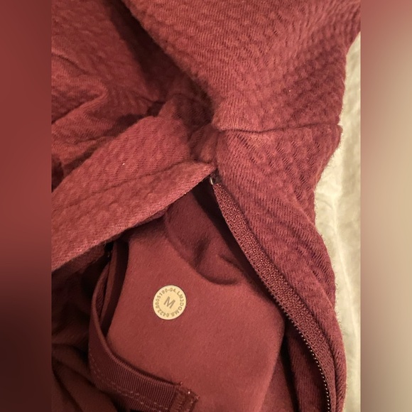 Lululemon Men’s Maroon Textured Pullover Hoodie Size M Athletic Training - Picture 2 of 3